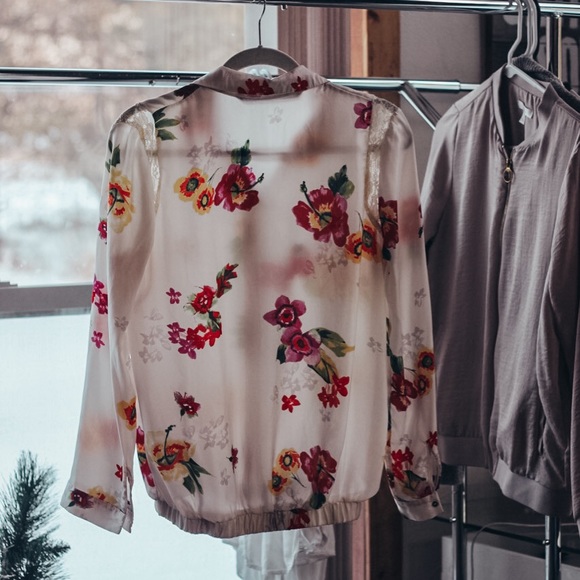 Silky-feeling floral & cream button blouse - Picture 7 of 7